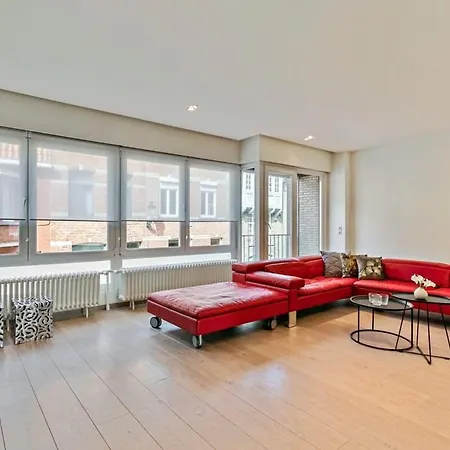 Anny's - Spacious In Center *